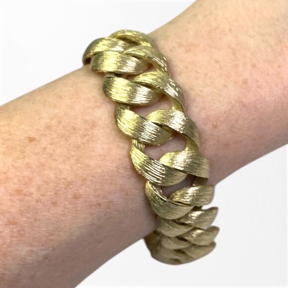 Vintage Bracelet Gold Tone Matte Chunky Chain Linked Magnetic Statement Jewelry - Picture 1 of 9
